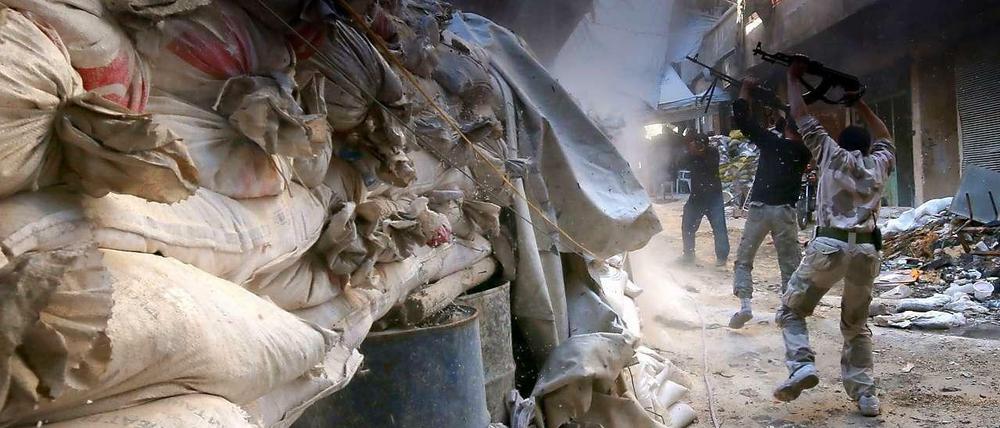 Rebellen kämpfen in Aleppo gegen ihre Gegner.