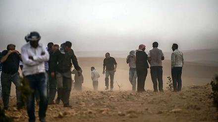 Zehntausende Syrer flüchten über die türkisch-syrische Grenze.