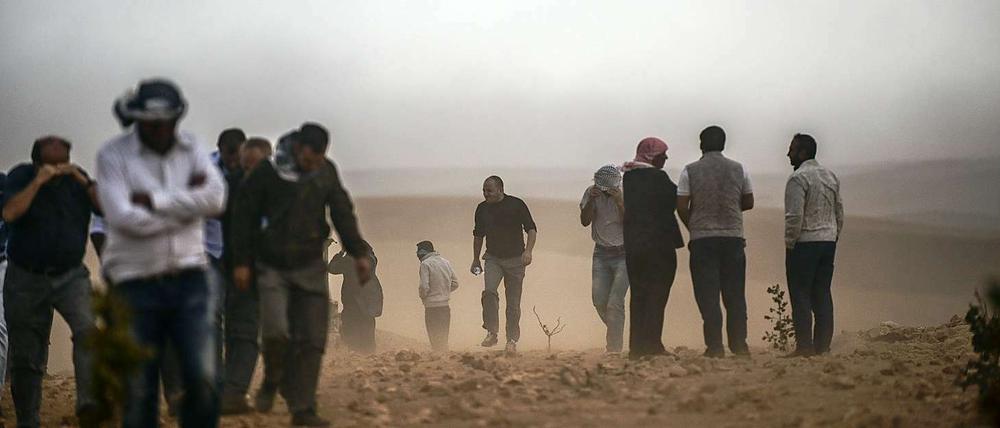 Zehntausende Syrer flüchten über die türkisch-syrische Grenze.
