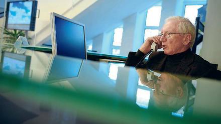 Entspannt am Telefon. Ältere kennen sich selbst und können mit Emotionen bei der Arbeit besser umgehen als jüngere Berufstätige. Deshalb sind sie im Job weniger gestresst. 