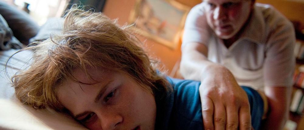 Schulleiter Simon Pistorius (Ulrich Tukur, rechts) vergeht sich am 13-jährigen Frank (Leon Seidel).