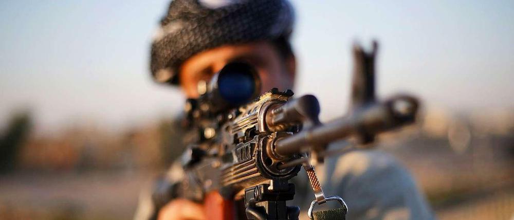 Ein Peschmerga-Kämpfer im Irak. Die Kurden haben mit einer Offensive gegen IS begonnen.