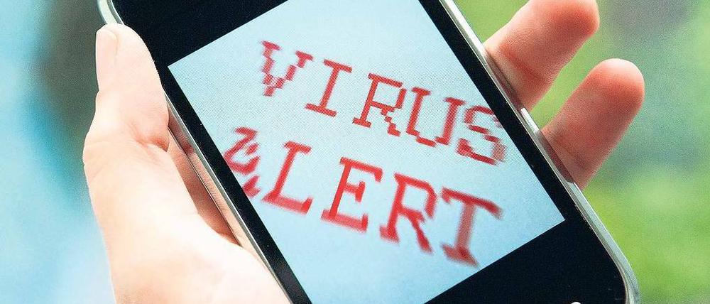 Beim Obad-Virus handelt es sich um einen Multifunktionstrojaner. Er kann teure Premium-SMS verschicken oder die auf dem Smartphone gespeicherten Daten plündern. Das Schadprogramm versteckt sich geschickt im Hintergrund. Foto: pa/dpa