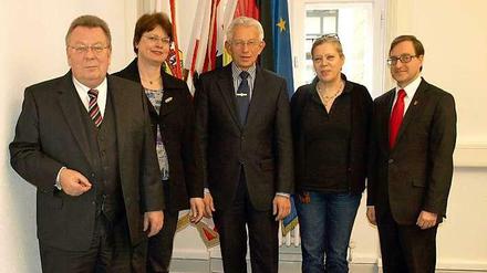 Gruppenbild für den Zehlendorf Blog. Das Bezirksamt stellt sich Ihren Fragen, und Sie können sich aussuchen, wer sie beantworten soll. Zur Auswahl stehen v.l.n.r: Sozialbezirksstadtrat Norbert Schmidt (CDU), Bildungsstadträtin Cerstin Richter-Kotowski (CDU), Bezirksbürgermeister von Steglitz-Zehlendorf Norbert Kopp (CDU), sein Stellvertreter Michael Karnetzki (SPD) und Umweltbezirksstadträtin Christa Markl-Vieto (Grüne).