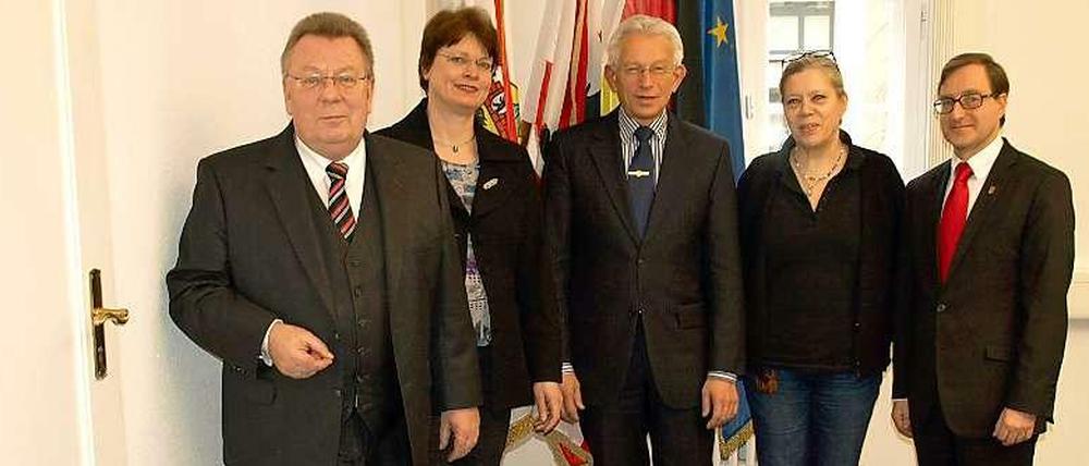 Gruppenbild für den Zehlendorf Blog. Das Bezirksamt stellt sich Ihren Fragen, und Sie können sich aussuchen, wer sie beantworten soll. Zur Auswahl stehen v.l.n.r: Sozialbezirksstadtrat Norbert Schmidt (CDU), Bildungsstadträtin Cerstin Richter-Kotowski (CDU), Bezirksbürgermeister von Steglitz-Zehlendorf Norbert Kopp (CDU), sein Stellvertreter Michael Karnetzki (SPD) und Umweltbezirksstadträtin Christa Markl-Vieto (Grüne).