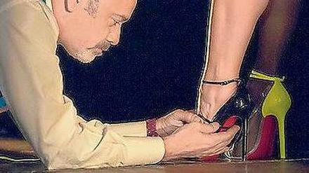Meister und Werk. Louboutin kümmert sich um jedes Detail. 