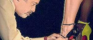 Meister und Werk. Louboutin kümmert sich um jedes Detail. 