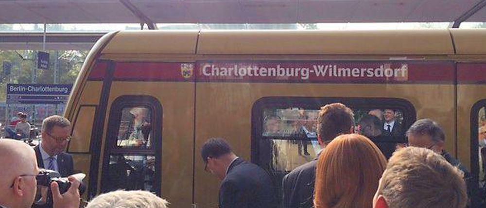 Festakt im S-Bahnhof. Dieser Zug der Baureihe 481 heißt jetzt „Charlottenburg-Wilmersdorf“.