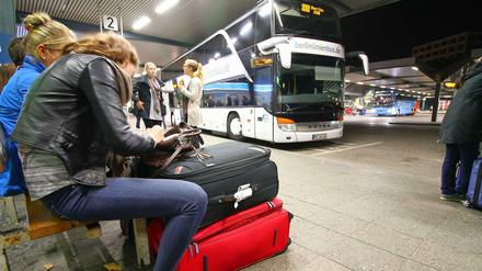 Warten ist das Los des Reisenden. Auch bei Fernbussen streikt mal der Motor, verliert der Reifen mal Luft. Dann haben die Fahrgäste ein Problem. 