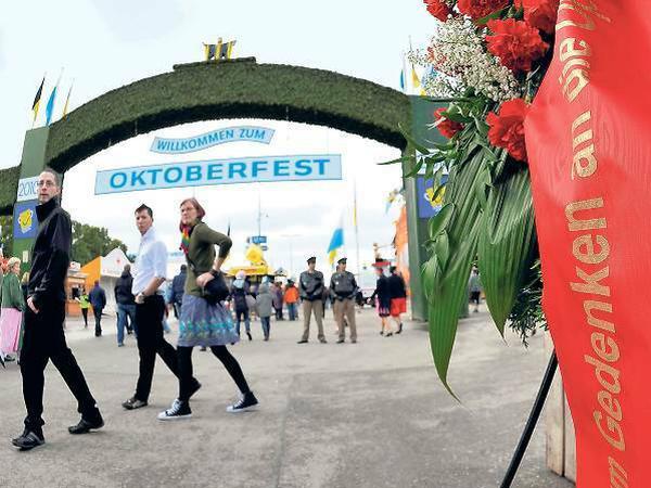 Trauer unter all dem Trubel. Seit 2008 erinnert ein Mahnmal am Haupteingang der Wiesn an das Oktoberfestattentat.