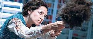 Macht Putz. Die Sopranistin Anna Alàs i Jové singt die Titelrolle des Simplicius Simplicissimus.