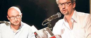 Schwierige Worte. Autor Christian Stahl (rechts) hat ein persönliches Buch geschrieben. Sein Protagonist Yeha E. konnte zur Lesung nicht kommen: Er ist wieder im Gefängnis. Seinen Part übernahm der Comedian Murat Topal, früher Polizist in Neukölln.