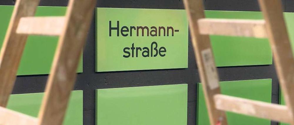 Grün regiert. Die Farbe des Dschungels bestimmt die Optik im neu gestalteten U-Bahnhof Hermannstraße.