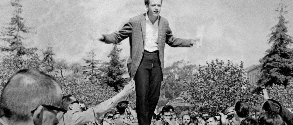 Auf Socken: Philosophiestudent Mario Savio zog die Schuhe aus, bevor er aufs Dach des Polizeiautos stieg. Er wurde Kopf der Bewegung.