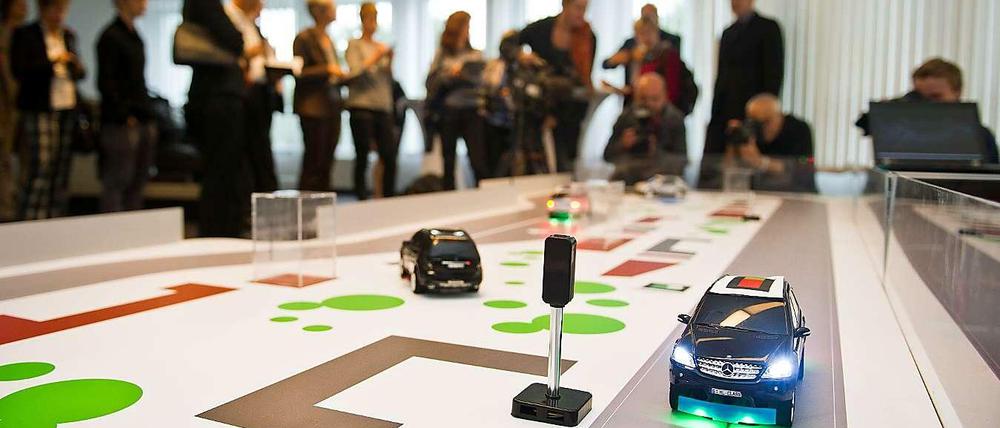 Forschungseinrichtungen wie das Fraunhofer Fokus, an dem sich Wissenschaftler unter anderem mit intelligenten Verkehrsleitsystemen befassen, gibt es in Berlin eine Menge.