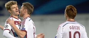 Thomas Müller (l.) bringt die Bayern mit seinem Elfmetertor auf Kurs.