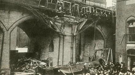 Ein Wagon liegt nach dem Absturz vom Hochbahnviadukt zerstört in einem Industriehof in der Luckenwalder Straße in Kreuzberg.