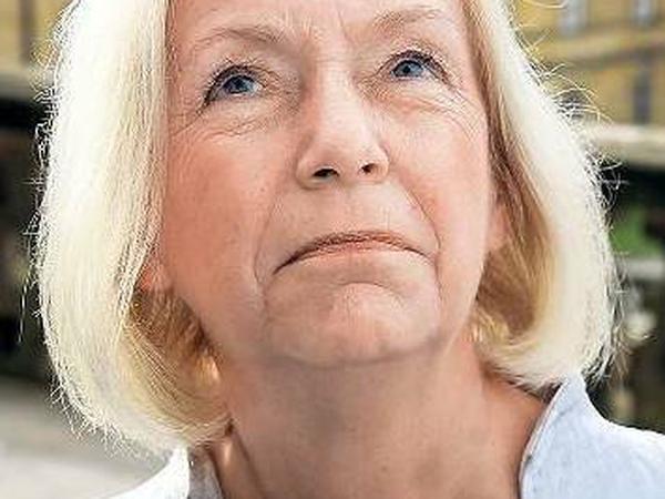 Bundesbildungsministerin Johanna Wanka schaut in den Himmel.