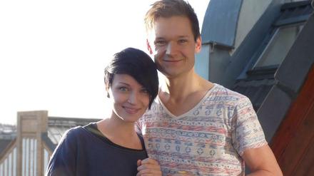 Melanie (26) und Nico (27) mit ihren Berliner Mätchen.