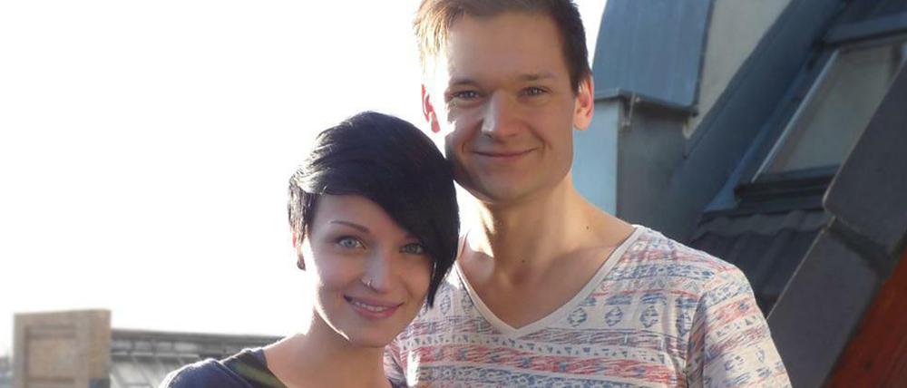 Melanie (26) und Nico (27) mit ihren Berliner Mätchen.