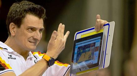 Giovanni Guidetti, 42, ist seit 2008 Bundestrainer der deutschen Volleyball- Nationalmannschaft der Frauen. Zugleich betreut der Italiener die Klubmannschaft von Vakifbank Istanbul.