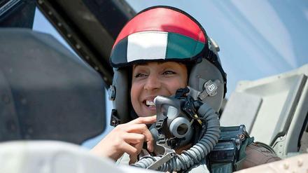 Wahrscheinlich ein Geistesblitz von britischen PR-Firmen, die im Ölsold des Golfstaates dessen Image glänzend machen: Die 35-Jährige Kampfpilotin aus den Vereinigten Arabischen Emiraten - eine Art Jeanne d’Arc der Lüfte. 