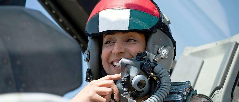 Wahrscheinlich ein Geistesblitz von britischen PR-Firmen, die im Ölsold des Golfstaates dessen Image glänzend machen: Die 35-Jährige Kampfpilotin aus den Vereinigten Arabischen Emiraten - eine Art Jeanne d’Arc der Lüfte.