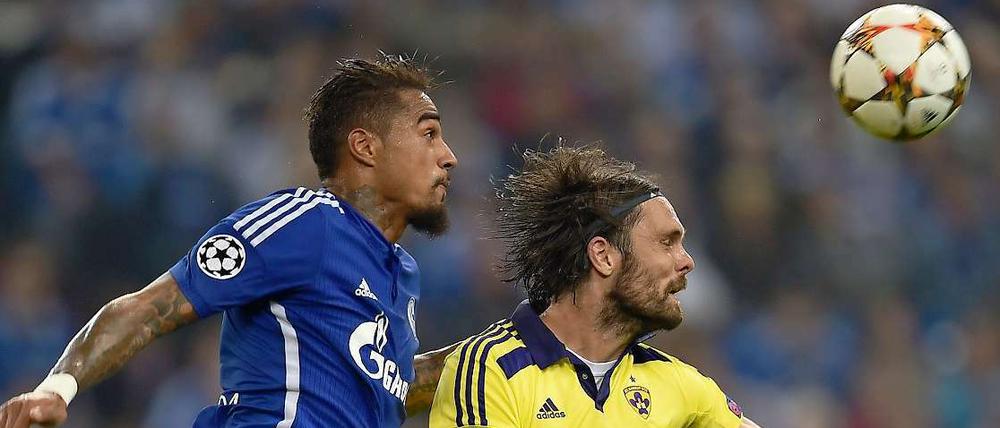 Schalkes Kevin Prince Boateng (l.) im Kopfballduell mit Marko Suler.