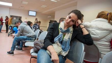 Flüchtlinge im Warteraum der Erstaufnahmestelle in Berlin