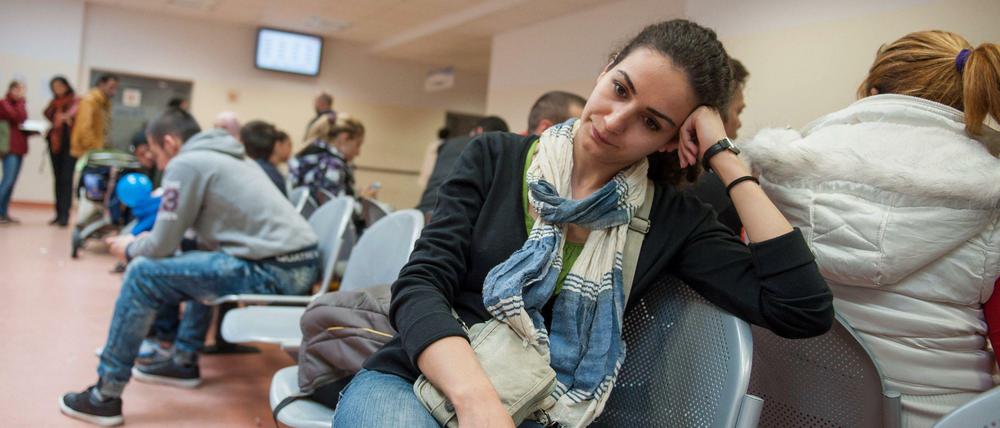 Flüchtlinge im Warteraum der Erstaufnahmestelle in Berlin