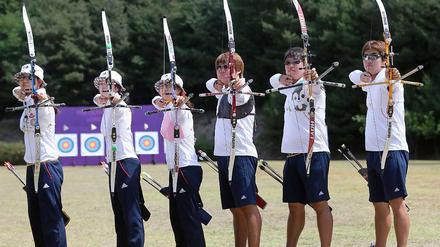 Nationalhelden mit Pfeil und Bogen. Das südkoreanerische Bogenschießen-Team bei den Olympischen Spielen in London.