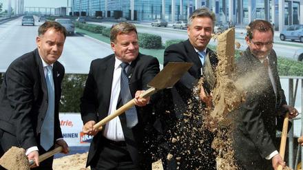 Spatenstich 2006. Da wussten sie nicht, dass sie viele Jahre später am BER noch eine Schippen drauflegen sollten.