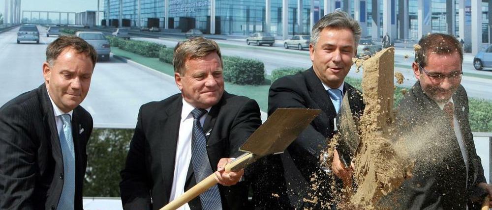 Spatenstich 2006. Da wussten sie nicht, dass sie viele Jahre später am BER noch eine Schippen drauflegen sollten.