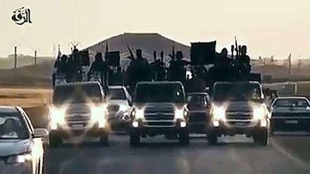 Widerstand zwecklos: Eine Terrormiliz des "Islamischen Staates" rückt an. 