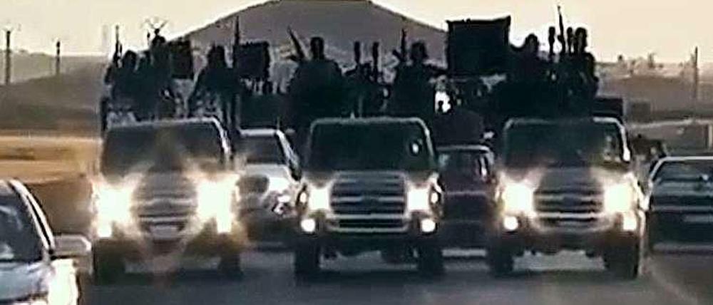 Widerstand zwecklos: Eine Terrormiliz des "Islamischen Staates" rückt an.