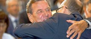 Altkanzler Gerhard Schröder umarmt beim Abendempfang des Russlandtages Erwin Sellering, den Ministerpräsidenten von Mecklenburg-Vorpommern.