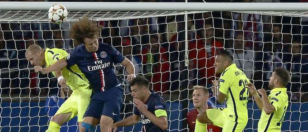 Viel los war im Duell zwischen Paris St. Germain und dem FC Barcelona.