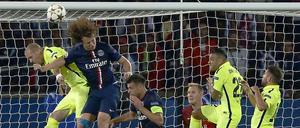 Viel los war im Duell zwischen Paris St. Germain und dem FC Barcelona.