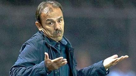 Was tun? Trainer Jos Luhukay offenbart beim Spiel in Augsburg Ratlosigkeit. 