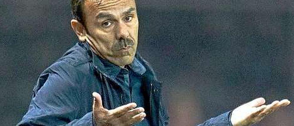 Was tun? Trainer Jos Luhukay offenbart beim Spiel in Augsburg Ratlosigkeit.