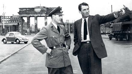 Drehort Berlin. Als Gregory Peck 1953 „Das unsichtbare Netz“ drehte, war die Stadt noch ramponiert, aber es ging voran. Auf dem Ku’damm lockten Kinos, die Gedächtniskirche kam ins Bild, und in Tempelhof landeten Propellermaschinen. Foto: Imago/Screenshots: Klaas