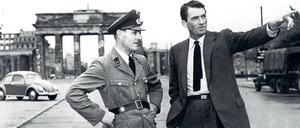 Drehort Berlin. Als Gregory Peck 1953 „Das unsichtbare Netz“ drehte, war die Stadt noch ramponiert, aber es ging voran. Auf dem Ku’damm lockten Kinos, die Gedächtniskirche kam ins Bild, und in Tempelhof landeten Propellermaschinen. Foto: Imago/Screenshots: Klaas