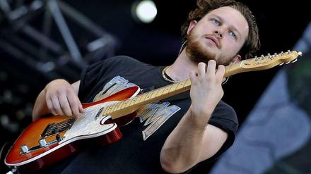 Tonangebend. Joe Newman von der britischen Alternative-Band Alt-J zeigt hier beim Vieilles-Charrues-Festival in Carhaix in Frankreich, wohin es musikalisch geht. Das war im Juli 2013. Jetzt kommt die Band nach Berlin, präsentiert von Radio Eins, Electronic Beats und Spotify. Der Tagesspiegel verlost Tickets.