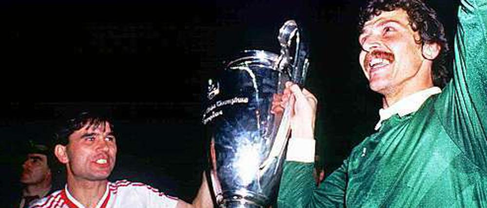 Kurz nach dem Europapokalsieg musste sich Helmuth Duckadam (re.) einer Operation unterziehen. Der Torhüter kehrte nie wieder ins Tor von Steaua zurück.