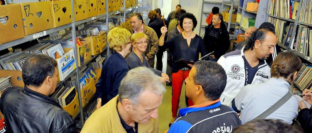 Auktionatorin Monika Beier (mitte) freut sich über viele Interessenten für die Schallplatten von Yorck Records.
