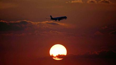 Über den Wolken dürfen Flugpassagiere künftig im Internet surfen und Mitteilungen verschicken. Plappern am Handy bleibt aber verboten. 