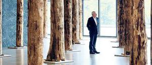 Holz und Glas in Harmonie. Der Architekt David Chipperfield eröffnet seine „Intervention“ im Mies van der Rohe-Tempel.