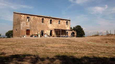 Haus und Nest. Hier wohnt die Imker-Familie, irgendwo am mittelitalienischen Ende der Welt.