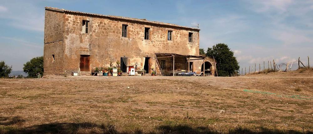 Haus und Nest. Hier wohnt die Imker-Familie, irgendwo am mittelitalienischen Ende der Welt.