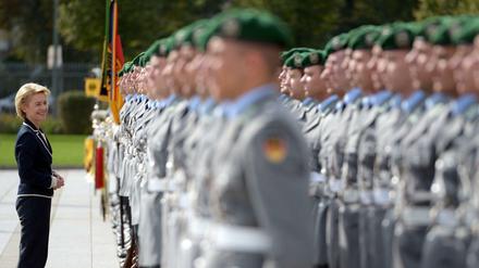 Stillgestanden: Verteidigungsministerin Ursula von der Leyen ist es leid, dass die Truppe mit „Schrott“ in Verbindung gebracht wird.